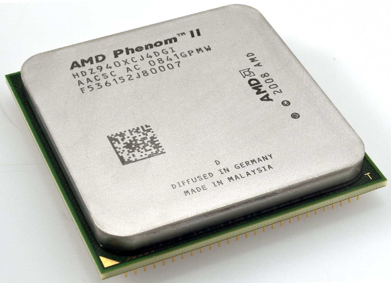 AMD Phenom II X4 940 BE. Z zewnątrz nowy procesor różni się od poprzednika tylko napisem. Wewnątrz zmian jest więcej, choć nie jest to zupełnie zmodyfikowana architektura, a jedynie poprawiona.