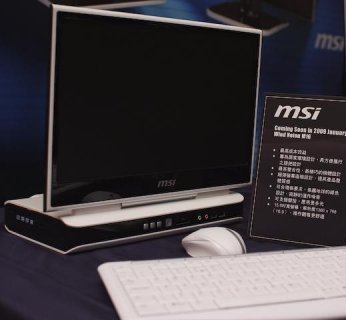 W modelu M16 ekran można obracać, jako że główne komponenty komputera znajdują się w podstawie