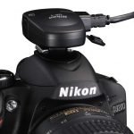 Do Nikona D3200 można podłączyć opcjonalny odbiornik GPS (GP-1, ok. 800 złotych).