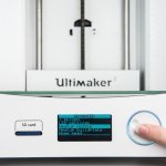 Wyświetlacz (tu: Ultimaker 2) umożliwia wprowadzanie podstawowych ustawień i informuje o postępie drukowania.