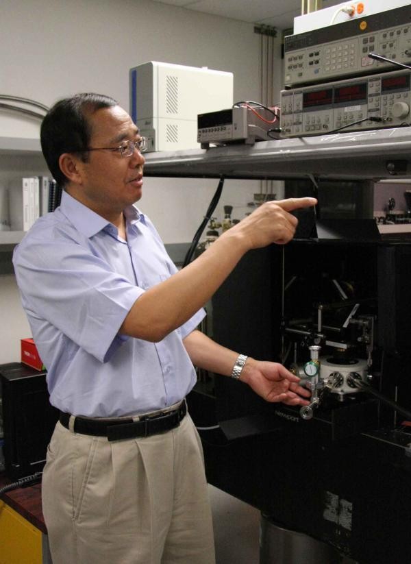 Cun-Zheng Ning w swoim laboratorium w Arizona State University