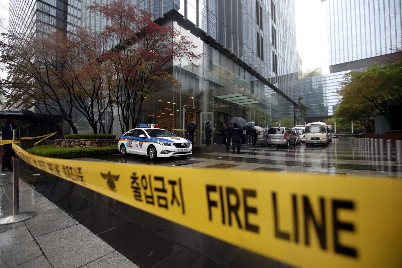 South Korea policemen stand guard at an entrance of a Samsung Group&#8217;s building in Seoul, South Korea, April 14, 2017. Son Hyung-joo/Yonhap via REUTERS
