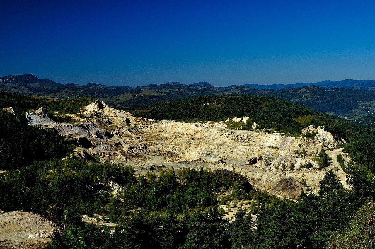 Zdjęcie poglądowe odkrywkowej kopalni 
