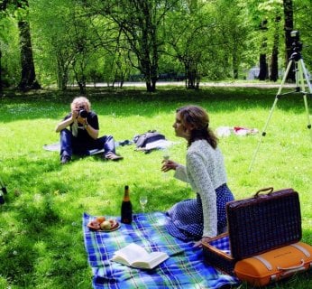 Na zewnątrz - podczas fotografowania na wolnym powietrzu problemem mogą okazać się cienie powstałe wskutek padania promieni słonecznych