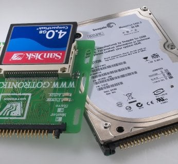 Przejściówka wraz zamontowaną w niej kartą CF jest znacznie mniejsza niż dysk HDD 2,5