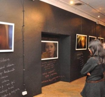 W Warszawie AURA została zaprezentowana w otoczeniu zdjęć Tomka Sikory i poezji Renaty Plagi