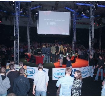 Podczas dwóch dni targowych tysiące fanów gier komputerowych odwiedziło multimedialną Intel Arena