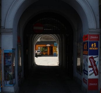 W tego typu sytuacjach zdjęciowych najlepiej skorzystać właśnie z pomiaru punktowego. Stosując inny rodzaj pomiaru światła, spowodujemy, że cały kadr rejestrowany będzie jako jaśniejszy, za to wnętrze podwórka będzie prześwietlone.