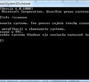 Wpisując w Wiersz polecenia »sfc /scannow«, zastąpimy zmanipulowane sterowniki oryginałami z instalki Windows.