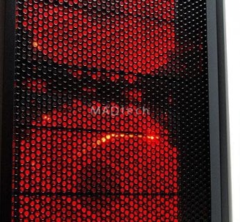 Podświetlany diodami LED frontowy panel efektownie błyszczy - szczególnie wieczorem