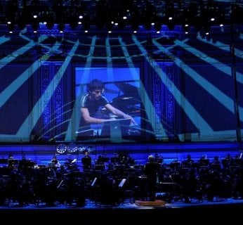 Dyrygent Michael Tilson Thomas przewodzi Orkiestrze