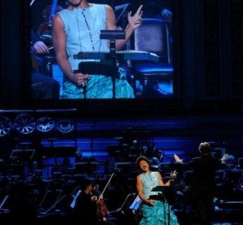 Dyrygent Michael Tilson Thomas oraz solistka Measha Brueggergosman wraz z Orkiestrą