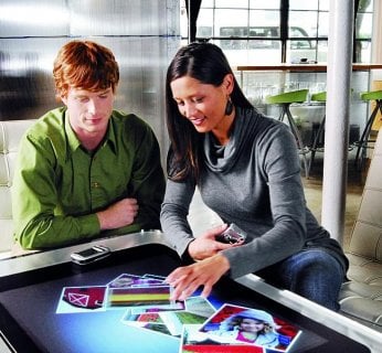 Multimedialne stoły i punkty sprzedaży. W hotelach, restauracjach i sklepach sprawdzi się Microsoft Surface (ok. 40 000 zł).