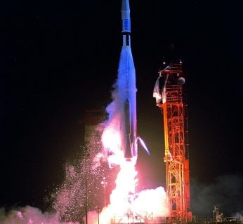 1962 - Mariner 1 - Zaraz po starcie rakieta zbacza z kursu i zostaje zniszczona. Powód: programista pominął w kodzie znak górnego podkreślenia (