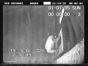 Kapelusz uniemożliwił identyfikację przez kamerę, ale gdy policja znalazła go w aucie przestępcy, stał się dowodem w sprawie.
