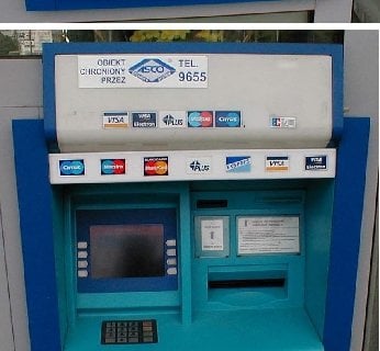 Na górze bankomat standardowy, w środku wyposażony w listwę do skimmingu, na dole listwa od spodu – widoczny jest w niej otwór na kamerę.