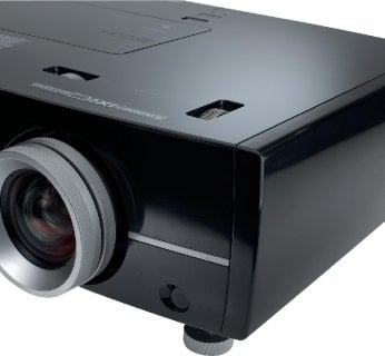 Projektor do kina domowego Epson EH-TW5000. Wysoki kontrast, cicha praca, interpolacja ramek (100 Hz).