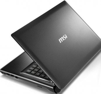 Notebook mierzy 32,5 mm grubości, zaś waży 2,4 kilograma