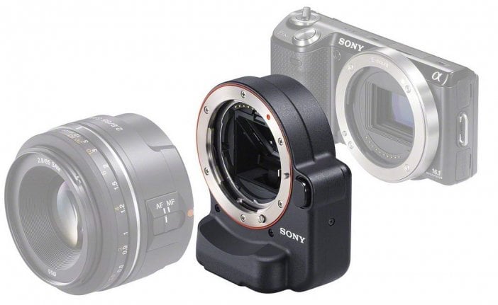 Za około 1600 złotych możemy kupić nowy adapter LA-EA2 umożliwiający podłączanie do korpusu NEX-5N obiektywów dedykowanych dla lustrzanek Sony Alpha. Jest on wyposażony w osobny układ autofokusa z półprzezroczystym lustrem. Dzięki temu automatyczna regulacja ostrości nie tylko będzie możliwa, ale też powinna przebiegać bardzo sprawnie.