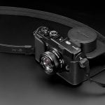 Fujifilm oferuje dodatkowy skórzany futerał, również utrzymany w stylu retro.