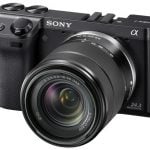Sony Alpha NEX-7 to król aparatów systemowych – najdroższy model tego typu, wyposażony w 24-megapikselową matrycę, wizjer OLED, ruchomy wyświetlacz, lampę błyskową i liczne elementy sterujące.