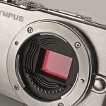 Matryce formatu Micro 4/3 stosowane przez Olympusa mają wymiary 17,3 x 13,0 milimetrów, tak więc są mniejsze od sensorów APS-C montowanych w bezlusterkowcach firm Sony i Samsung.