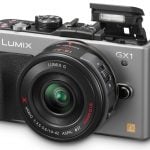 Debiut modelu GX1 jest jednocześnie premierą nowego obiektywu Powerzoom (Lumix G X Vario PZ 14-42 mm 3,5-5,6 ASPH OIS, osobno dostępny za ok. 430 €). Długość ogniskowej i ostrość nie jest już regulowana bezpośrednio za pomocą mechanicznego pierścienia, ale za pośrednictwem silnika sterowanego przyciskami lub poprzez panel dotykowy. Złożony obiektyw z 3-krotnym zoomem jest niewiele większy od stałoogniskowego