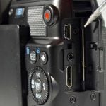 Boczna klapka zasłania trzy złącza, w tym USB i HDMI.