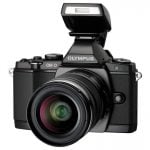 Korpus E-M5 nie może poszczycić się wbudowaną lampą błyskową. Na pocieszenie dostajemy niewielką zewnętrzną lampę mocowaną do stopki.
