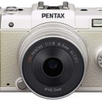 Mały, mniejszy, Pentax Q – nowy bezlusterkowiec japońskiego producenta wygląda trochę jak zabawka i niknie w dużej męskiej dłoni, jednak w praktyce okazuje się w pełni funkcjonalnym aparatem.