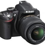 Nikon robi odważny krok do przodu: nowa lustrzanka D3200 ma matrycę o rozdzielczości 24 megapikseli. To absolutna nowość w klasie cenowej do 4500 złotych. Dzięki nowej matrycy obraz jest bardzo ostry, jednak niepozbawiony wad. Z drugiej strony, wcześniej nie oferowano początkującym równie bogatego wyposażenia.