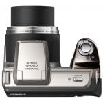 SP-620 UZ ma obiektyw z 21-krotnym zoomem, pokrywający zakres ogniskowych od 25 do 525 (ekwiwalent dla małego obrazka). Układ stabilizacji obrazu oparty na ruchomym mocowaniu matrycy zapobiega nieostrym zdjęciom.