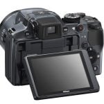 Pod względem wyposażenia Nikon P510 nie odbiega od innych megazoomów z wyższej klasy średniej. Posiada między innymi wyraźny trzycalowy wyświetlacz (921 000 punktów), który można wychylać wokół osi poziomej.