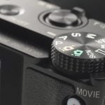 Na pokrętle wyboru trybu pracy widać oznaczenia znane z innych modeli Sony. Daje ono dostęp do manualnych trybów ekspozycji oraz wielu programów automatycznych.