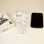 Wyposażenie obejmuje oprócz zasilacza i kabla USB także słuchawki, które przynajmniej wizualnie dobrze się prezentują. W komplecie znajduje się para zapasowych gumowych nakładek.