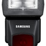 Zewnętrzna lampa błyskowa ED-SEF42A jest silniejsza od flesza wbudowanego w obudowę Samsunga NX20 (ok. 650 zł).