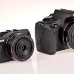 Z technicznego punktu widzenia EOS M wykazuje wiele podobieństw do lustrzanki EOS 650D. W bezpośrednim porównaniu widać jednak ogromną różnicę w wielkości. Na zdjęciu oba aparaty są wyposażone w obiektywy typu