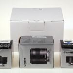 W końcu dostępny: EOS M trafił do nas w szarym kartonie zawierającym również oba obiektywy i adapter EF w kolorowych pudełkach.