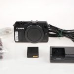 Do zestawu należy ładowarka z przewodem sieciowym i USB oraz akumulator.