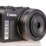 Z obiektywem 22 mm EOS M jest niewiele większy od dobrego kompaktu.
