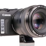 Tak prezentuje się kompletny zestaw: korpus EOS-M, adapter bagnetowy i stałoogniskowy obiektyw 50 mm.