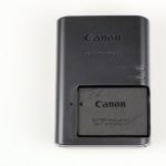 Mały akumulator LP-E12 ma pojemność 875 mAh.
