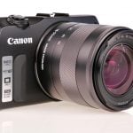 Z obiektywem 18-55 mm aparat jest już większy, ale wciąż nie tak duży, jak lustrzanki EOS ze standardową optyką.