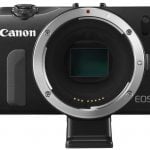 EOS M z adapterem EF-M czeka na połączenie z obiektywem systemu EF.