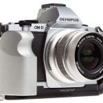 Trzy uchwyty do Olympusa OM-D E-M5, każdy robiony przez innego, niezależnego producenta.