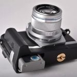 Trzy uchwyty do Olympusa OM-D E-M5, każdy robiony przez innego, niezależnego producenta.