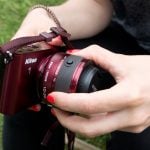 Nikon 1 J3 podczas testu praktycznego – w zgrabnych damskich dłoniach oraz... w męskich rękach.