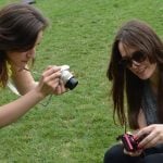 Nikon 1 J3 podczas testu praktycznego – w zgrabnych damskich dłoniach oraz... w męskich rękach.