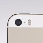 Aparat iPhone'a nadal ma 8-megapikselową matrycę, ale jest ona większa, niż w starszych modelach. Towarzyszą mu dwie diody LED pełniące rolę lampy błyskowej.