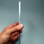 Dzięki dużej szerokości i wysokości obudowa ma wystarczającą objętość, chociaż mierzy mniej niż 7 mm grubości.